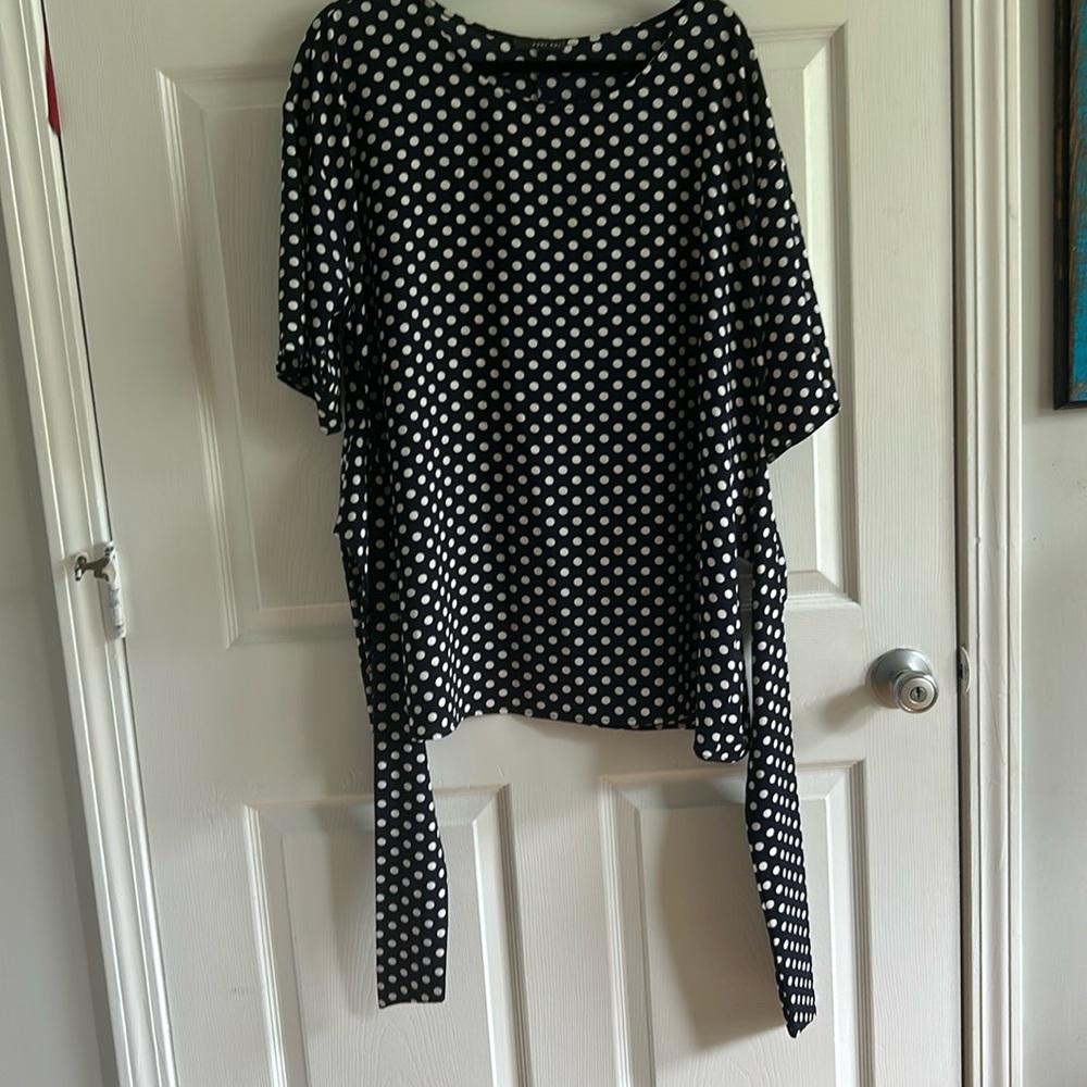 Navy and white polka dots. Size 1X. Never worn!